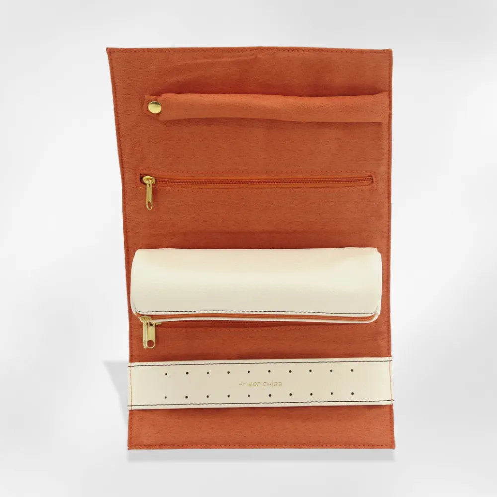 https://cdn.shopify.com/s/files/1/0889/8084/8989/files/Pochette_Bijoux_Voyage_Cuir_RoyalCoffer_9.webp?v=1751668004