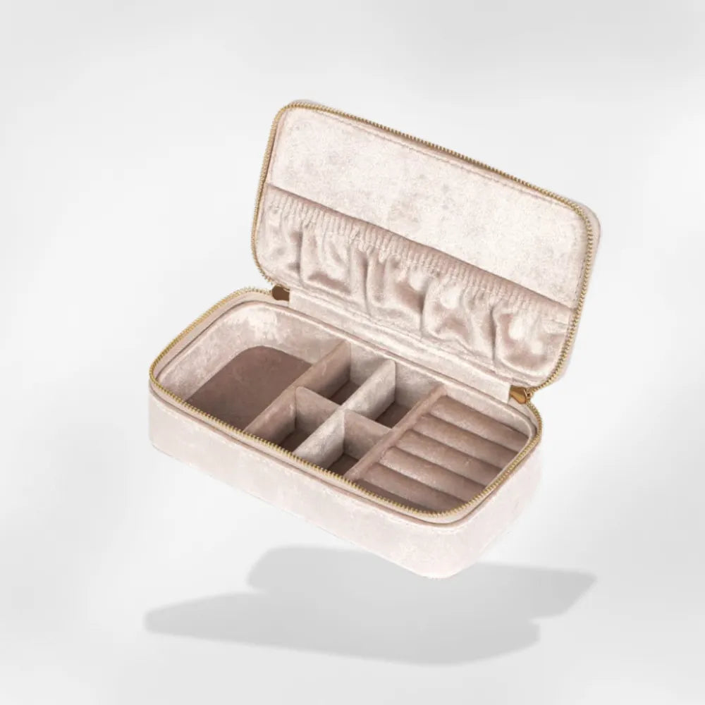 https://cdn.shopify.com/s/files/1/0889/8084/8989/files/Rangement_Bijoux_Nomade_RoyalCoffer_134.webp?v=1753972284