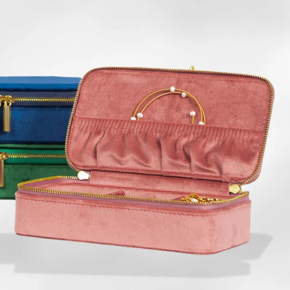 https://cdn.shopify.com/s/files/1/0889/8084/8989/files/Rangement_Bijoux_Nomade_RoyalCoffer_1.webp?v=1753972266