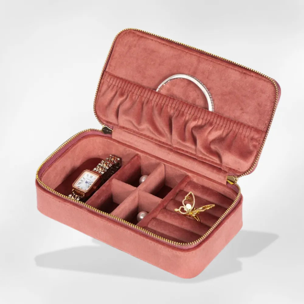 https://cdn.shopify.com/s/files/1/0889/8084/8989/files/Rangement_Bijoux_Nomade_RoyalCoffer.webp?v=1753972257