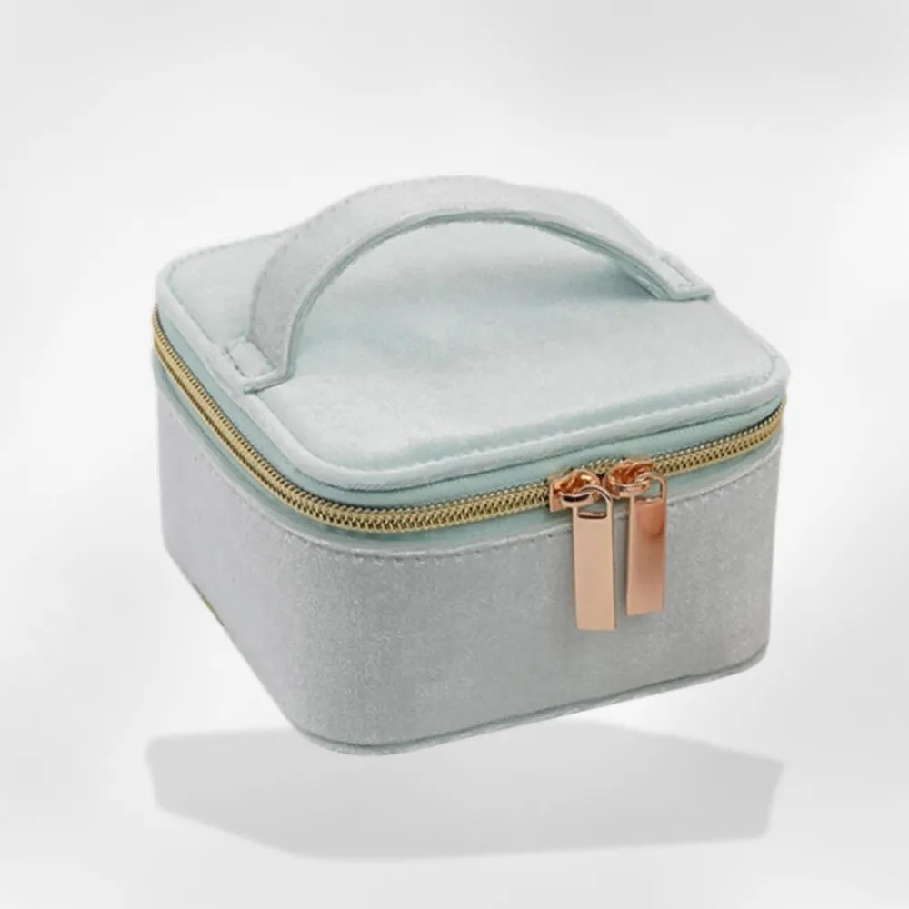 https://cdn.shopify.com/s/files/1/0889/8084/8989/files/RoyalCoffer_Organisateur_Bijoux_Voyage6.webp?v=1752237095