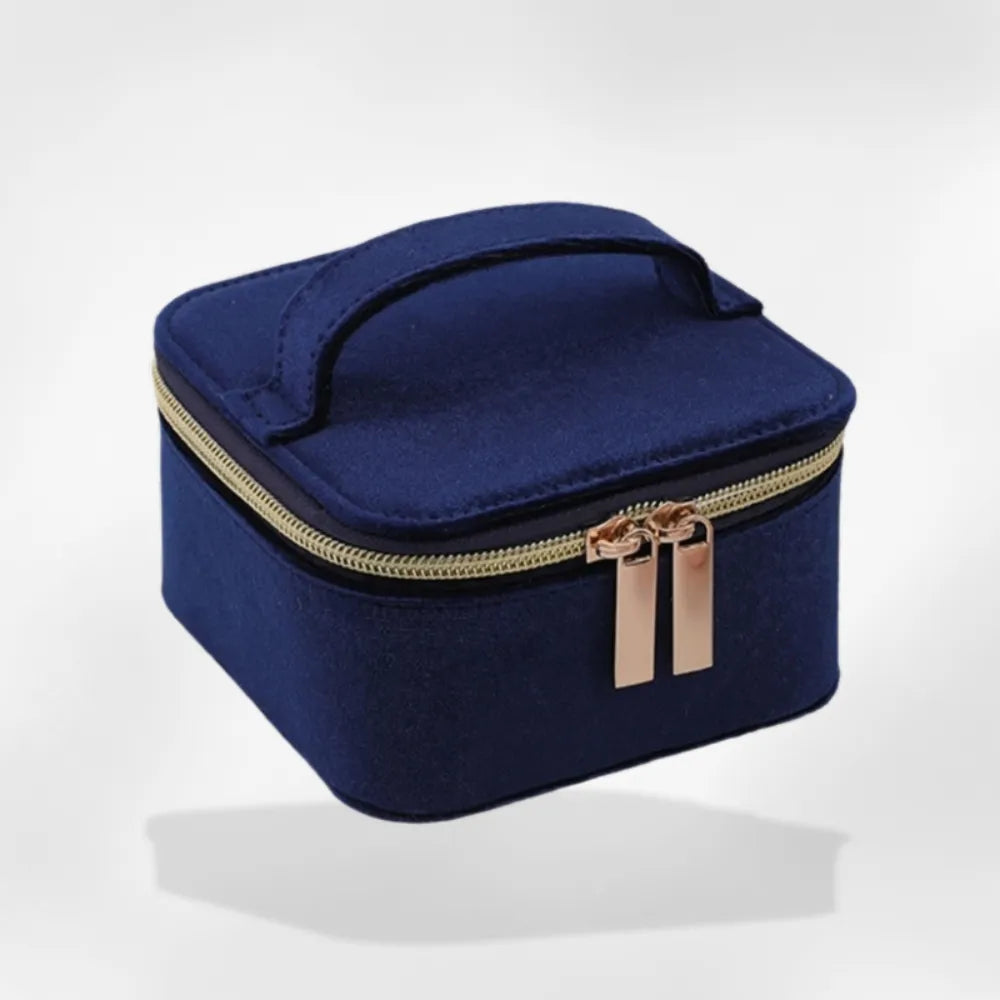 https://cdn.shopify.com/s/files/1/0889/8084/8989/files/RoyalCoffer_Organisateur_Bijoux_Voyage7.webp?v=1752237105
