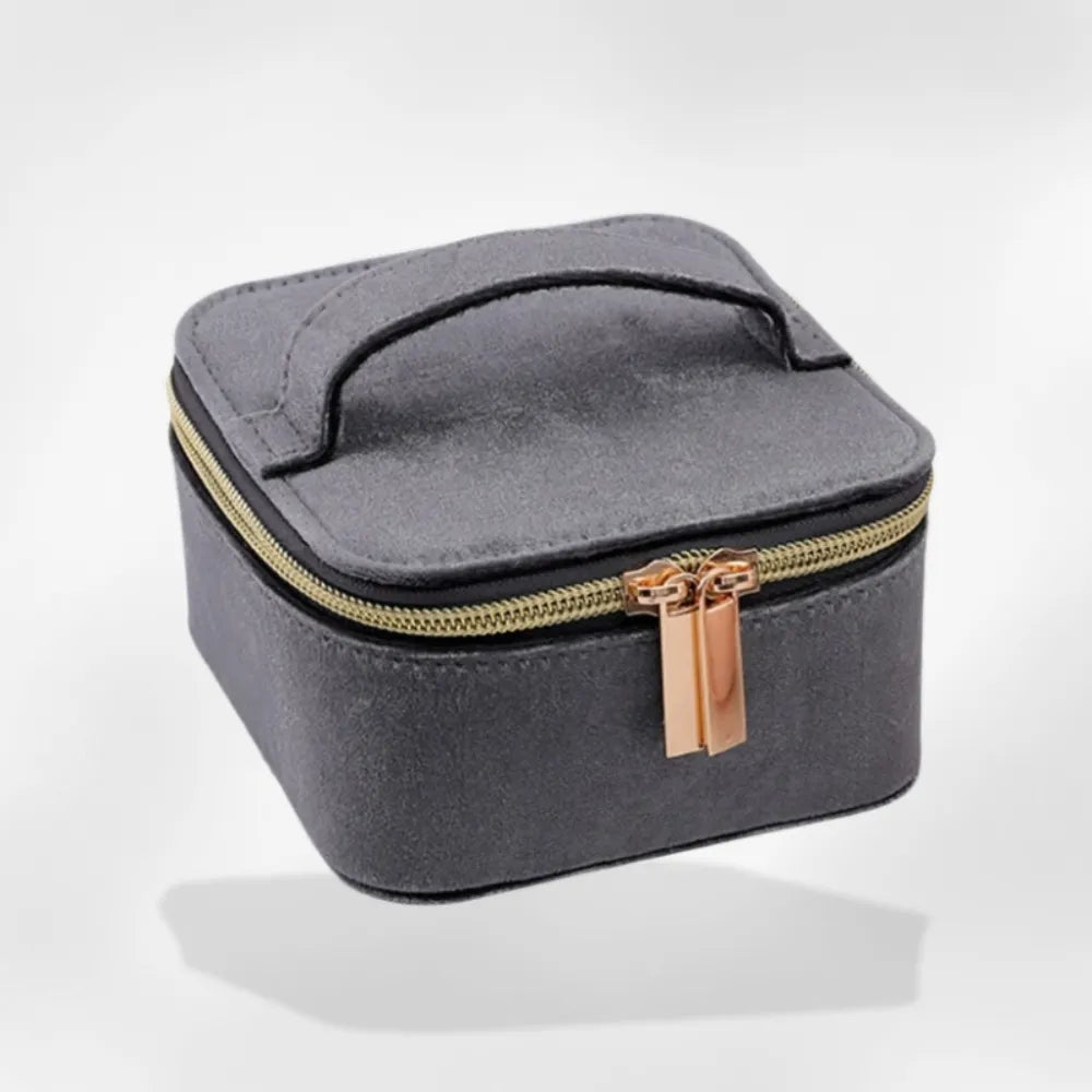https://cdn.shopify.com/s/files/1/0889/8084/8989/files/RoyalCoffer_Organisateur_Bijoux_Voyage8.webp?v=1752237115