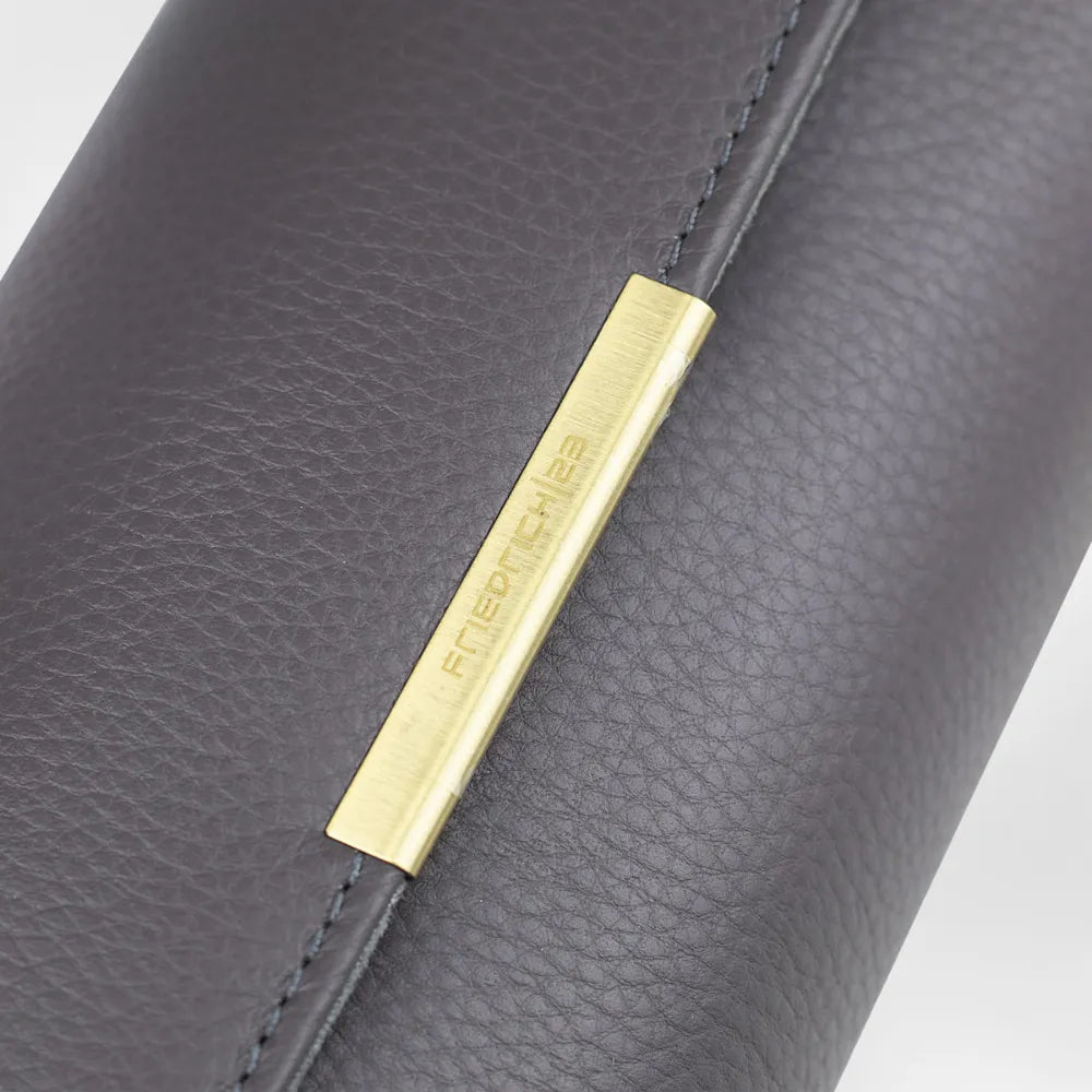 https://cdn.shopify.com/s/files/1/0889/8084/8989/files/RoyalCoffer_etui_montres_cuir_luxe3.webp?v=1750783188