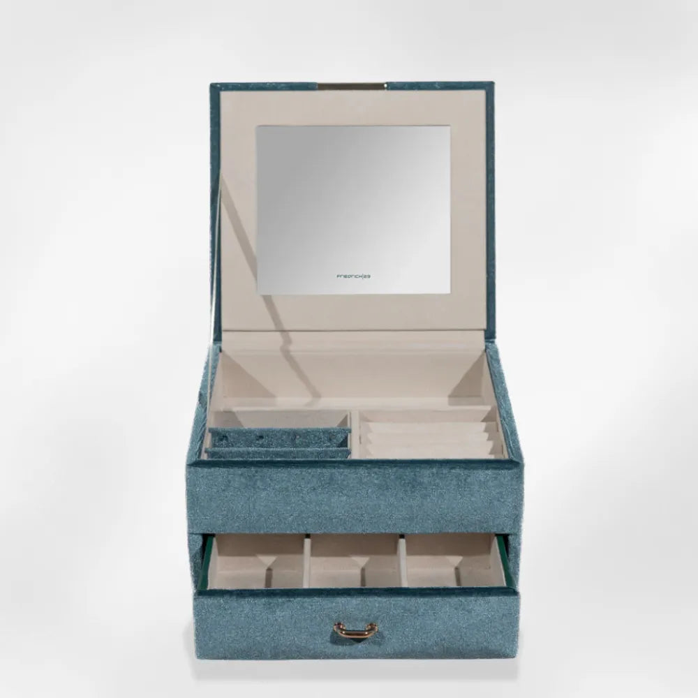 https://cdn.shopify.com/s/files/1/0889/8084/8989/files/RoyalCoffert_Coffret_Bijoux_Couple7.webp?v=1750867529