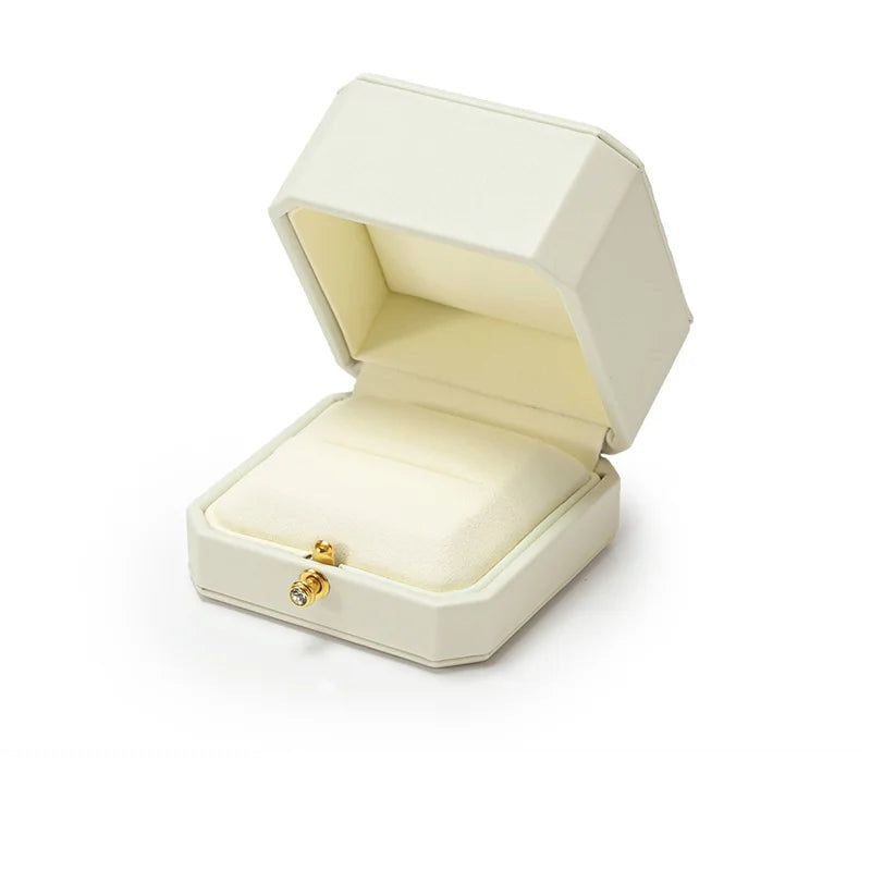 Écrin à bague blanc – ouvert en vue de trois quarts, intérieur crème