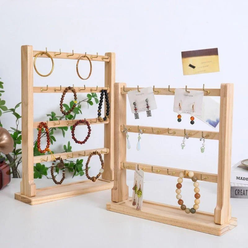 Présentoir bracelet bois à crochets – deux présentoirs en bois clair avec bracelets jonc et boucles d'oreilles