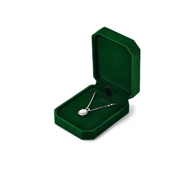Écrin à bijoux en velours vert foncé – écrin collier ouvert avec pendentif, fond blanc