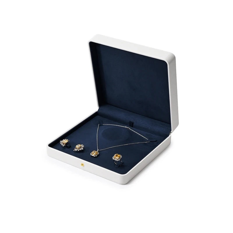 Écrin blanc – grand écrin ouvert avec collier et boucles d'oreilles