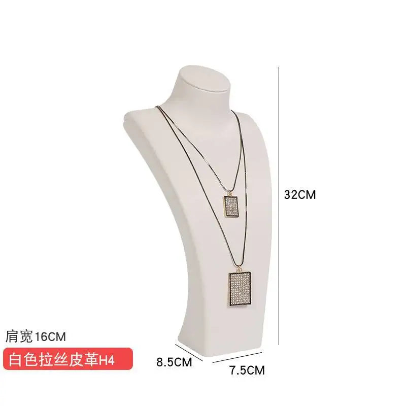 Buste Collier Cuir Simili Blanc Pendentif