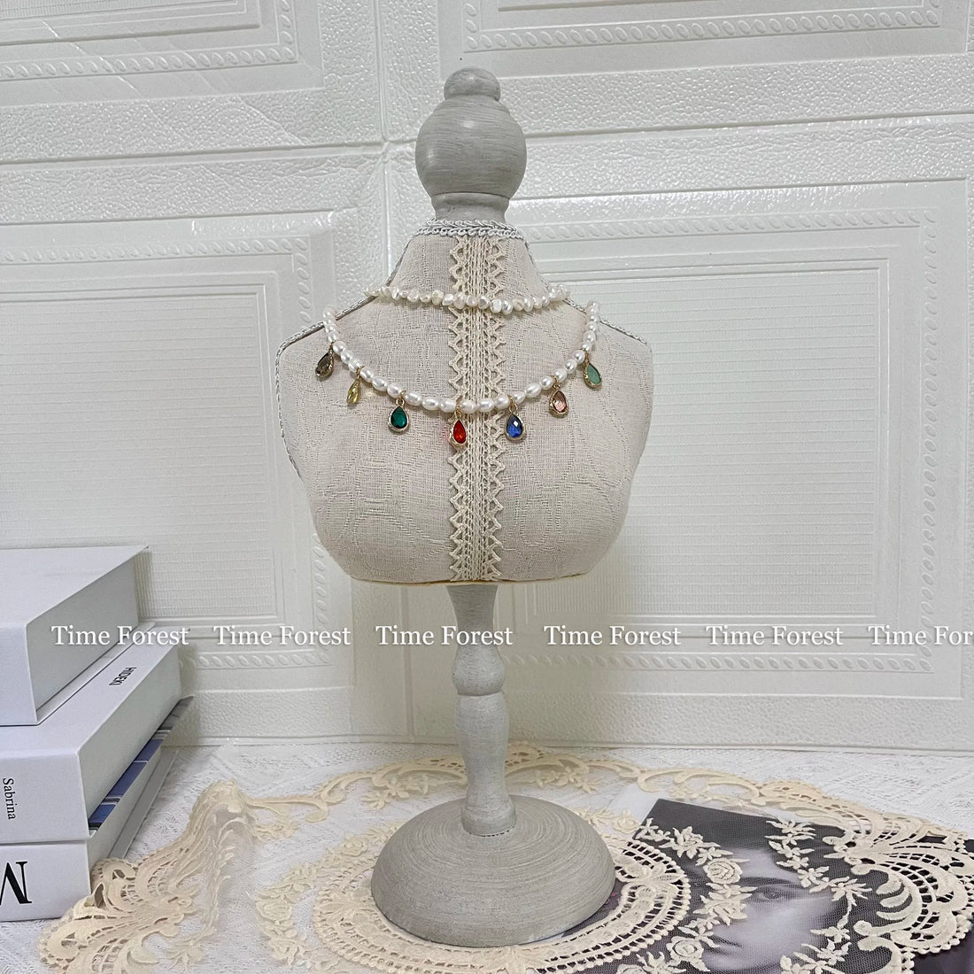 Buste collier tissu beige – Dentelle Pied Gris Grand