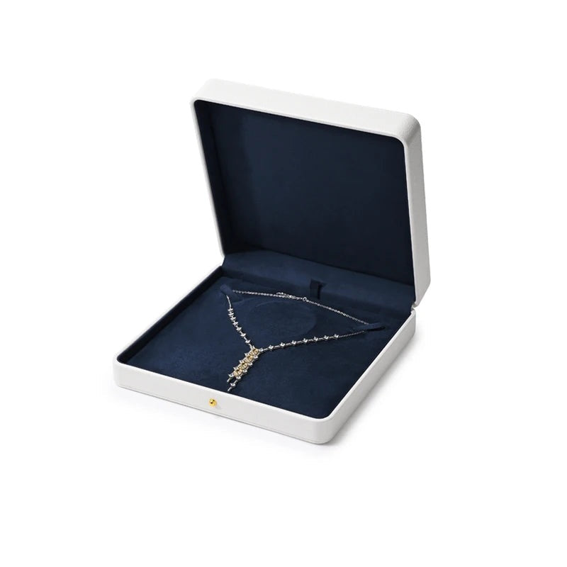 Écrin blanc – grand écrin ouvert avec un long collier