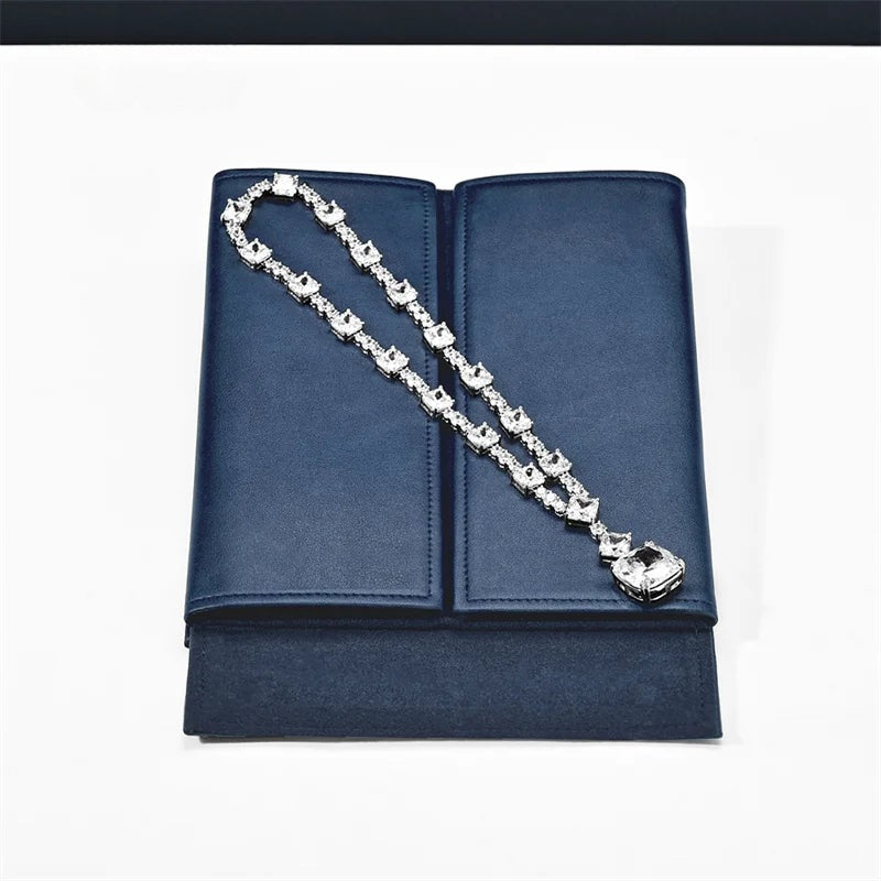 Pochette collier cuir bleu – pochette fermée et panneau intérieur avec collier