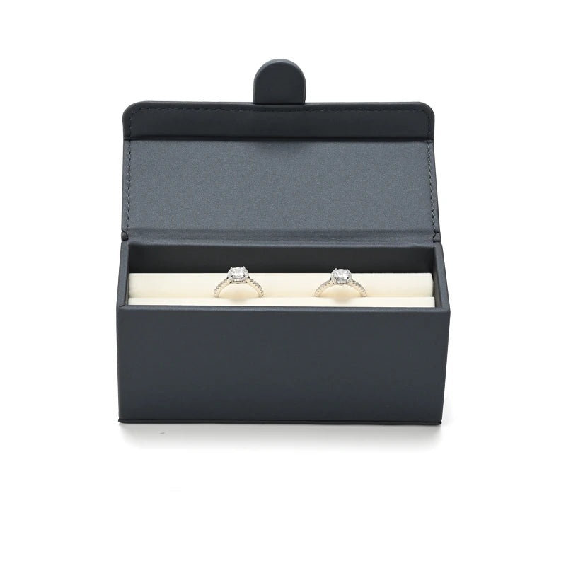Boîte à bagues cuir PU – coloris gris anthracite, boîte ouverte avec deux bagues