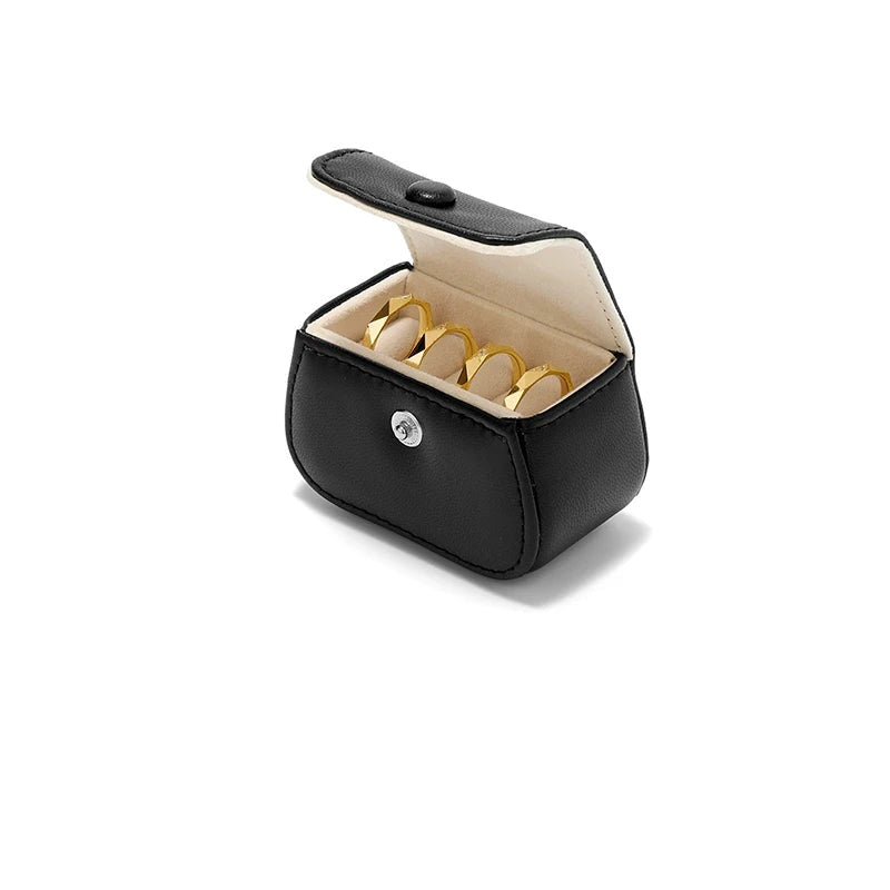 Boîte à bague de voyage en cuir noir – vue sur fond blanc avec intérieur crème