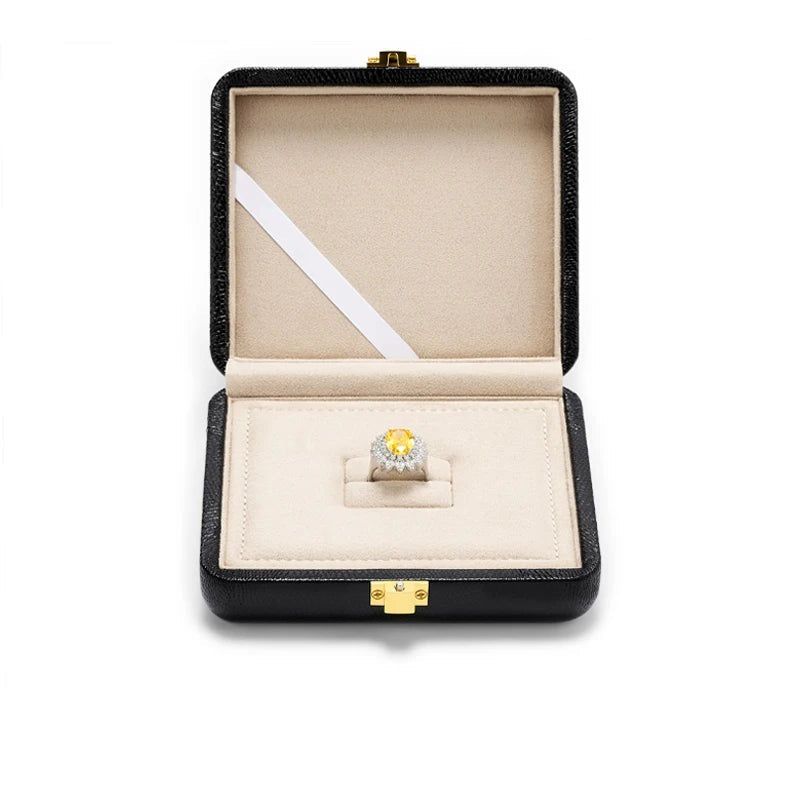 Écrin à bijoux en cuir noir – modèle bague, intérieur beige, fond blanc