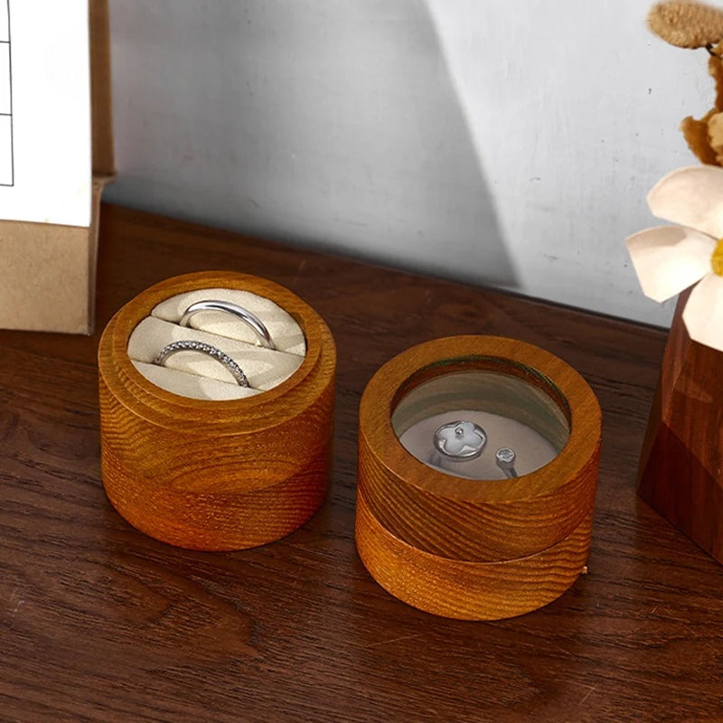Boîte à bague ronde en bois – boîtes sur une table en bois, bagues sur coussin