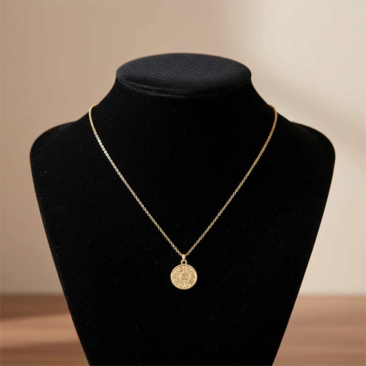 Buste Bijoux Cuir Présentation Vue 3