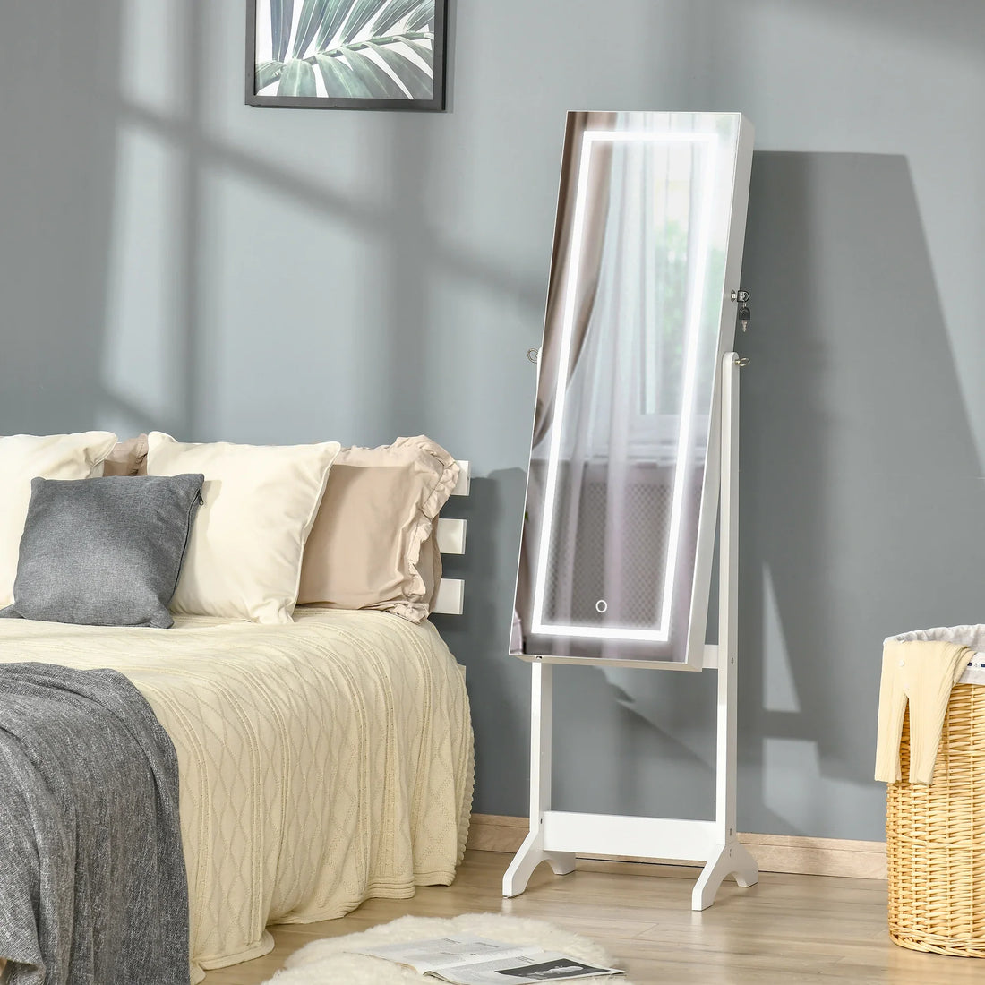 Armoire à bijoux miroir LED sur pied dans une chambre, vue de trois quarts