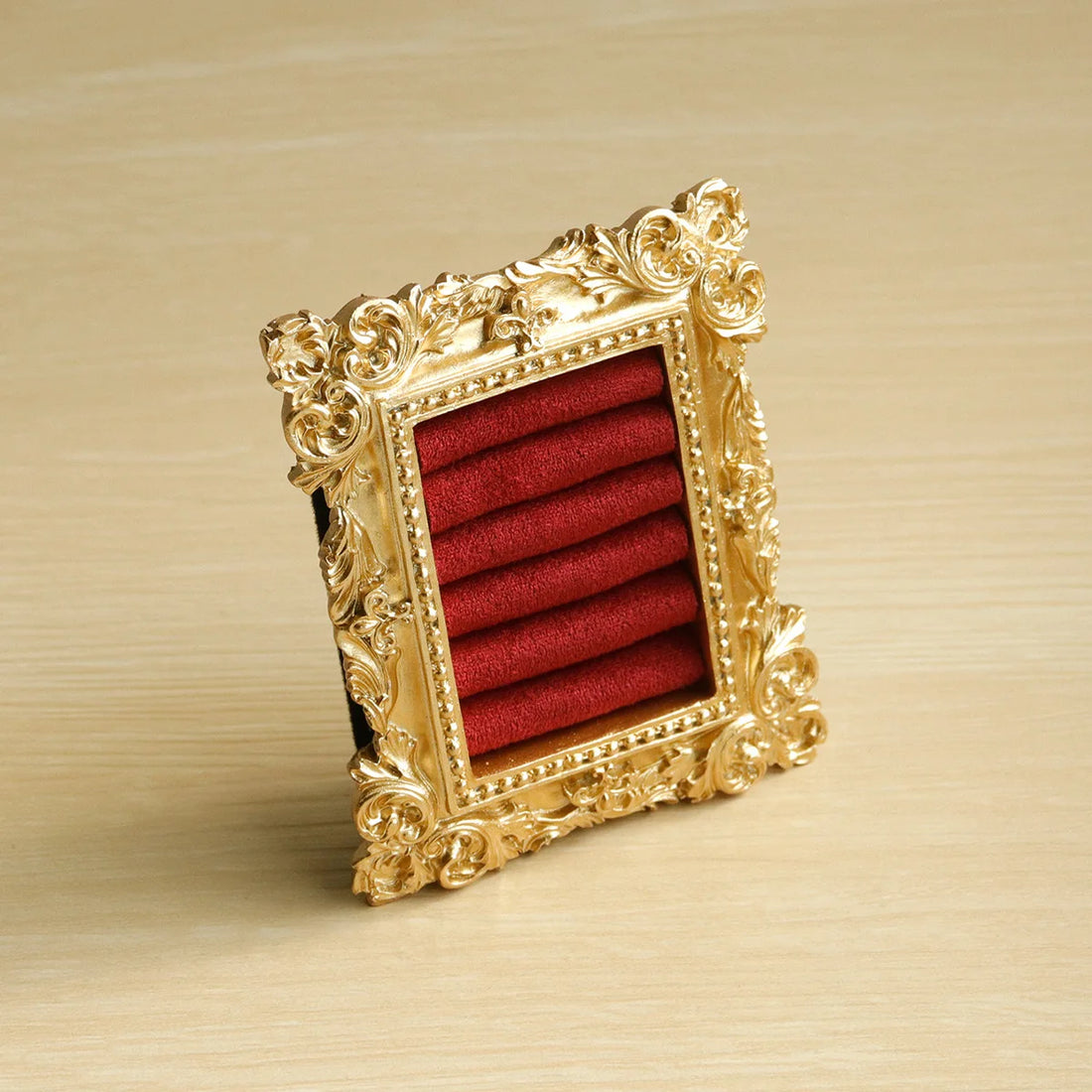 Cadre baroque doré rouge – six rouleaux en daim, vue de trois quarts