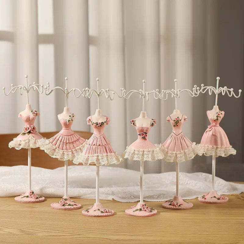 Présentoir bijoux mannequin robe – six mannequins robes roses alignés