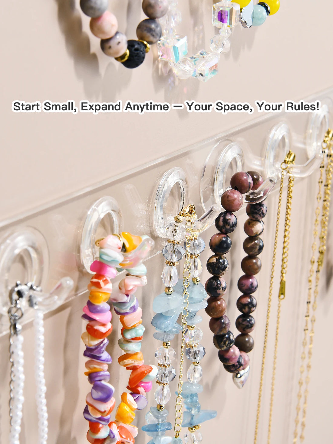 Porte bijoux mural acrylique – crochets garnis de bracelets de perles colorées et de colliers