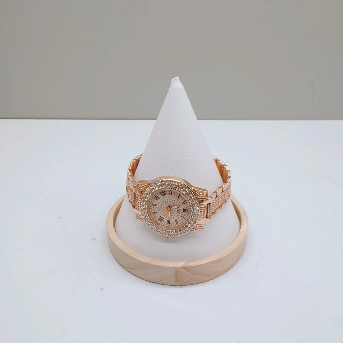Présentoir bracelet cône à socle bois – cône blanc sur socle en bois avec montre à bracelet doré