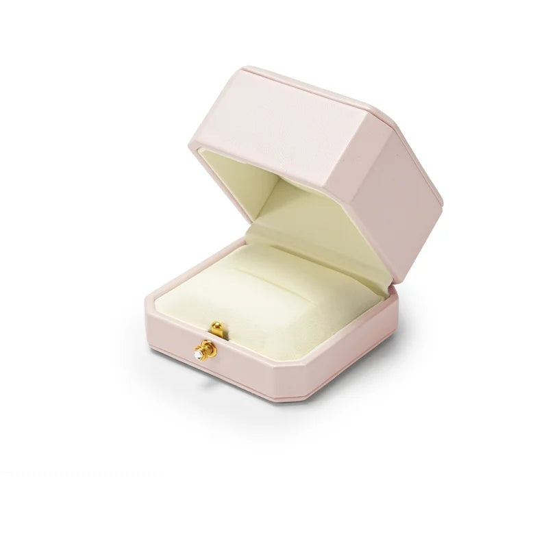 Écrin à bague rose – ouvert en vue de trois quarts, fond blanc