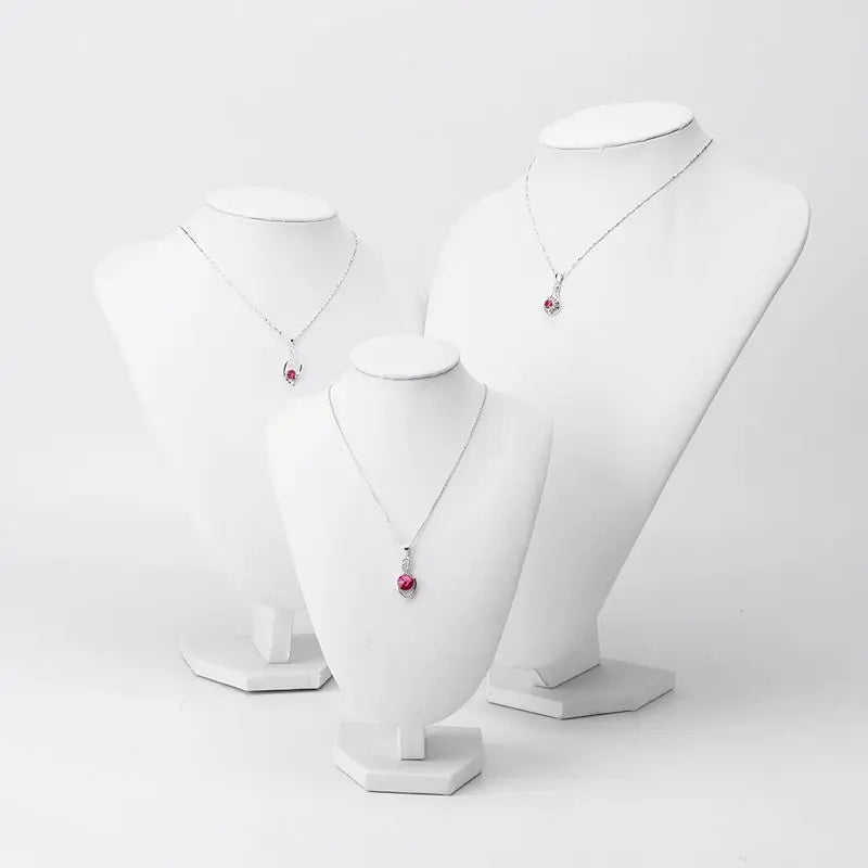 Buste Collier Simili Cuir Noir Pendentif