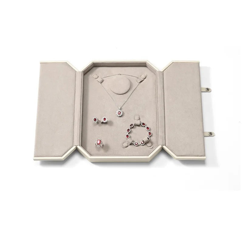 Coffret double volet – intérieur taupe avec collier, boucles, bague et bracelet