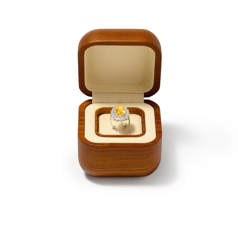 Écrin à bague en bois – vue de face sur fond blanc