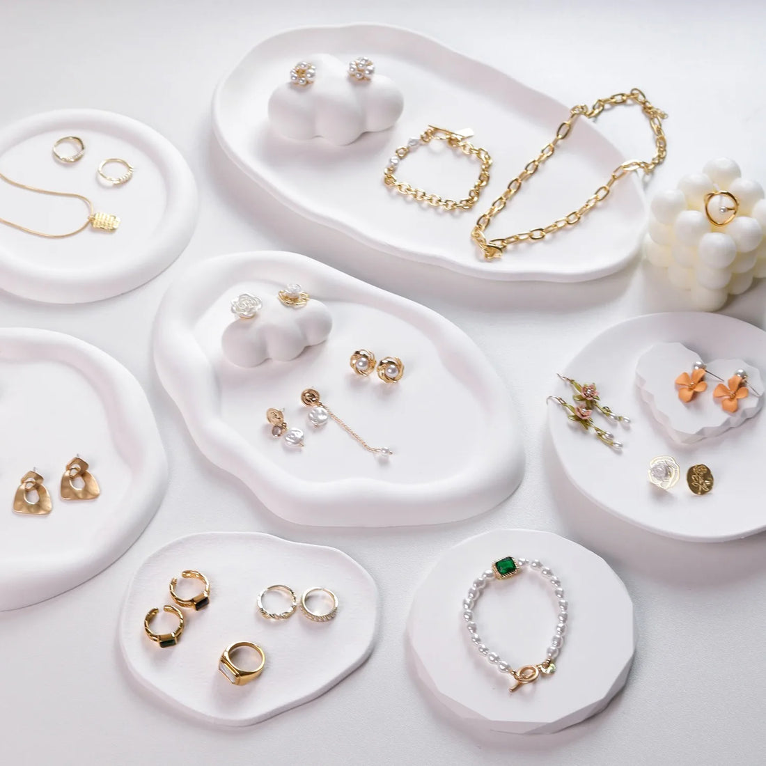 Plateau bijoux gypse blanc – plusieurs formes garnies de bagues, chaînes et bracelets