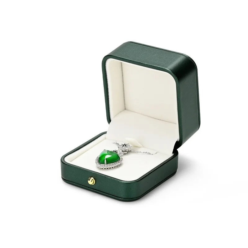Écrin vert – écrin à collier ouvert avec un pendentif en pierre verte