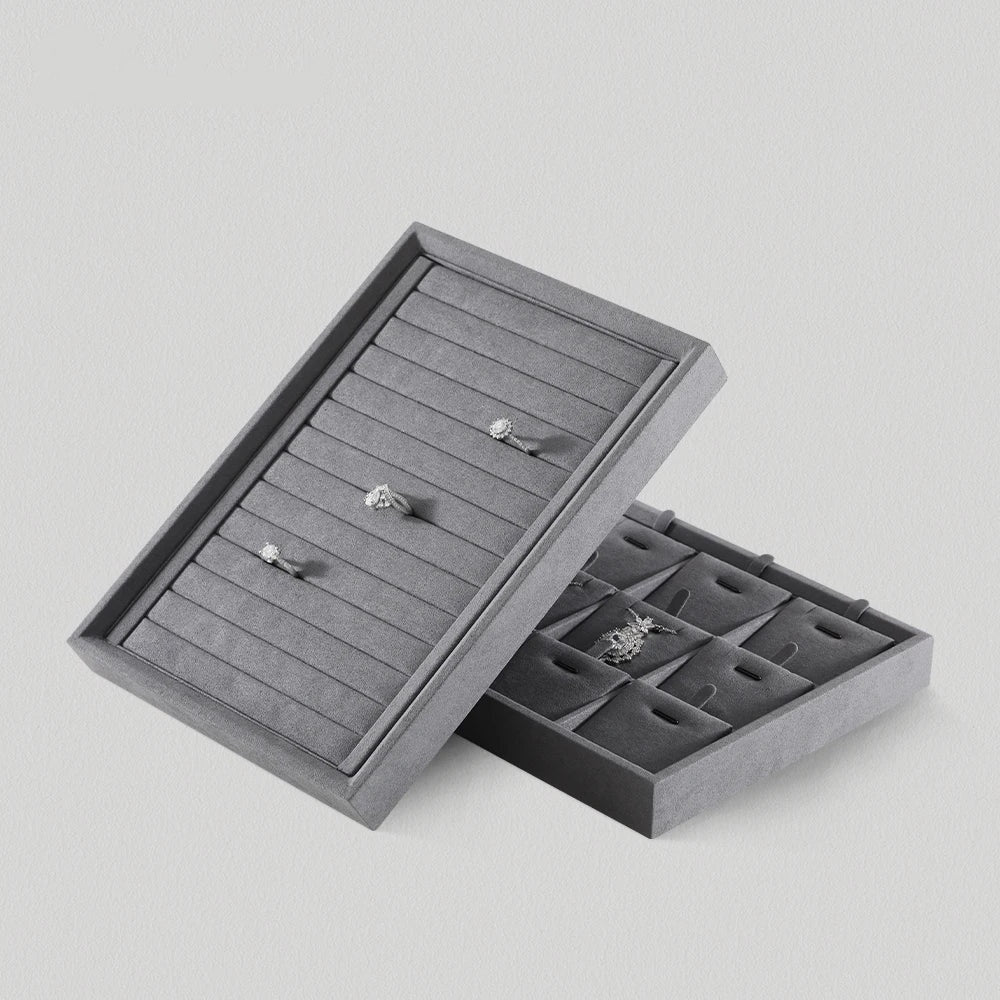 Plateau velours empilable – plateau à bagues gris incliné sur un plateau 12 cases noir