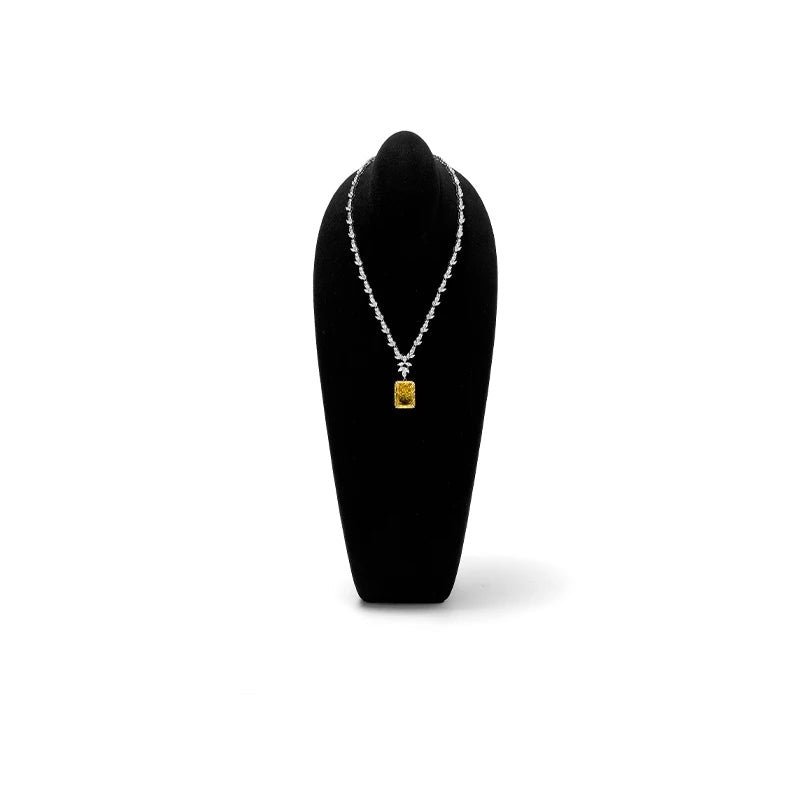 Buste collier microfibre noir 36,5 cm sur fond blanc