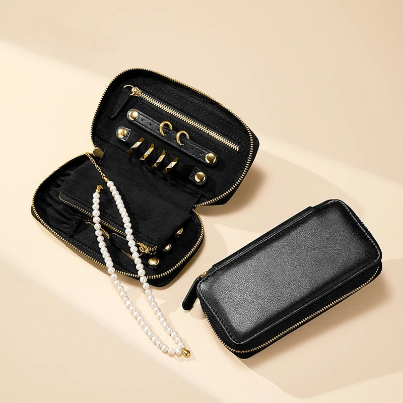 Mallette bijoux noire – Mallette bijoux noire ouverte avec chaînes, sangles à bagues et poche zippée