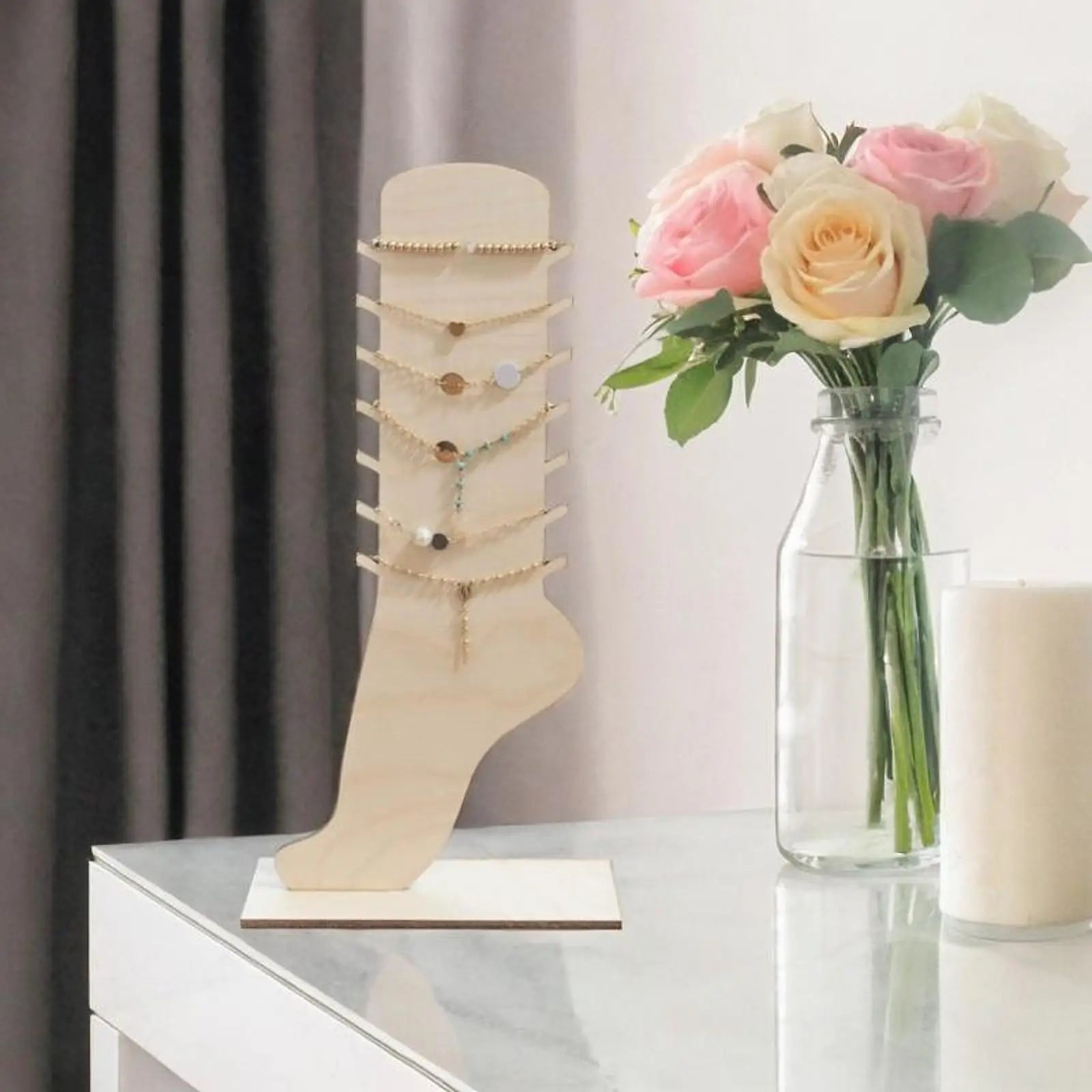 Présentoir bracelet cheville forme de pied (acrylique, bois)