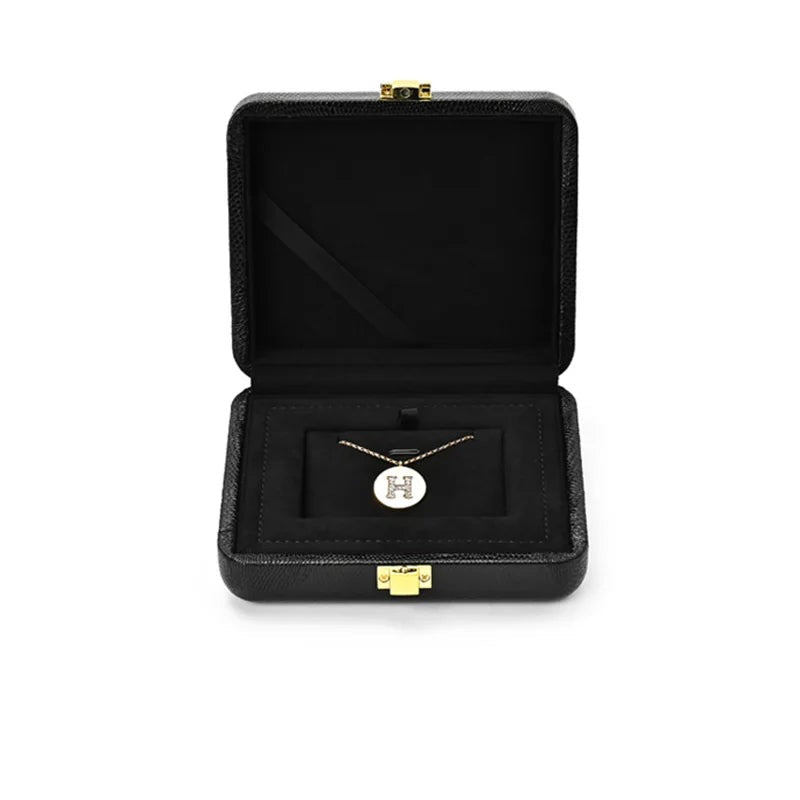 Écrin à bijoux en cuir noir – modèle pendentif, intérieur noir, fond blanc