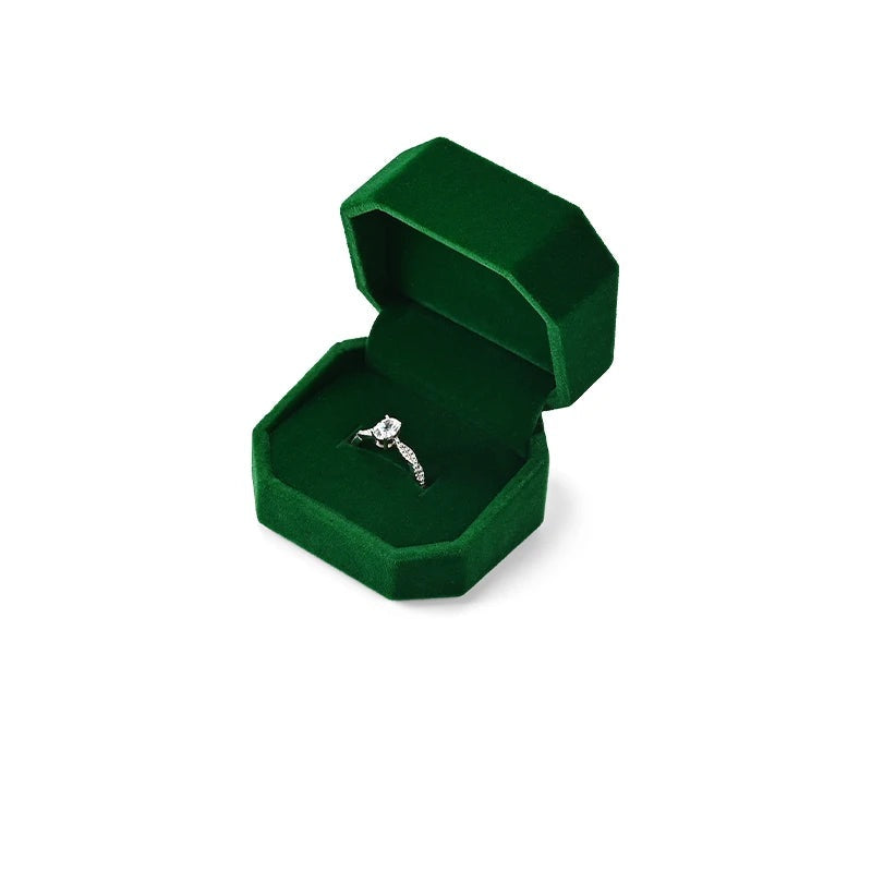 Écrin à bijoux en velours vert foncé – écrin bague simple ouvert, fond blanc
