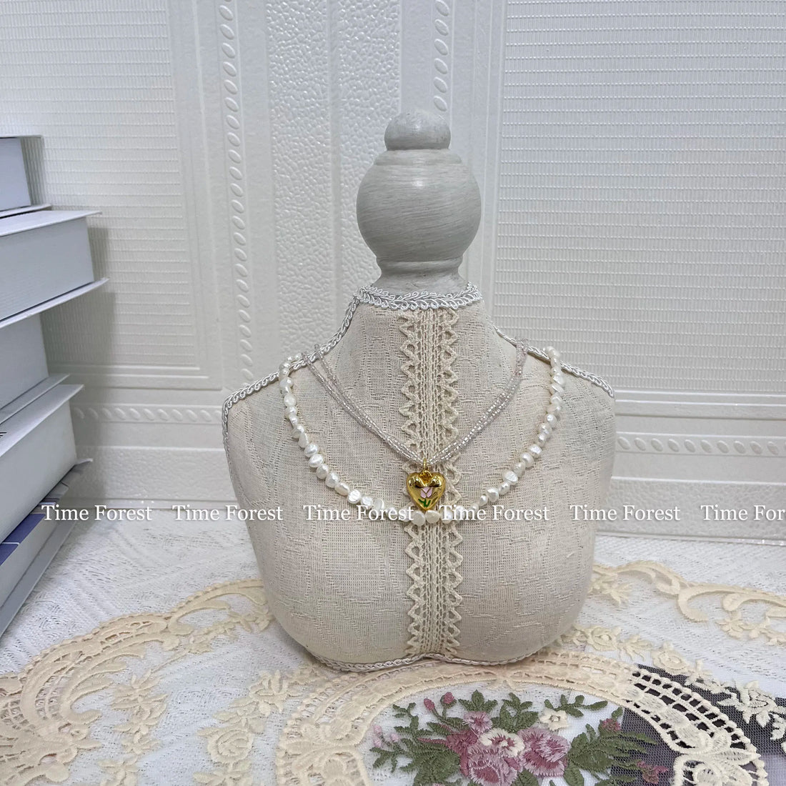 Buste collier tissu beige – Dentelle Pied Gris Petit