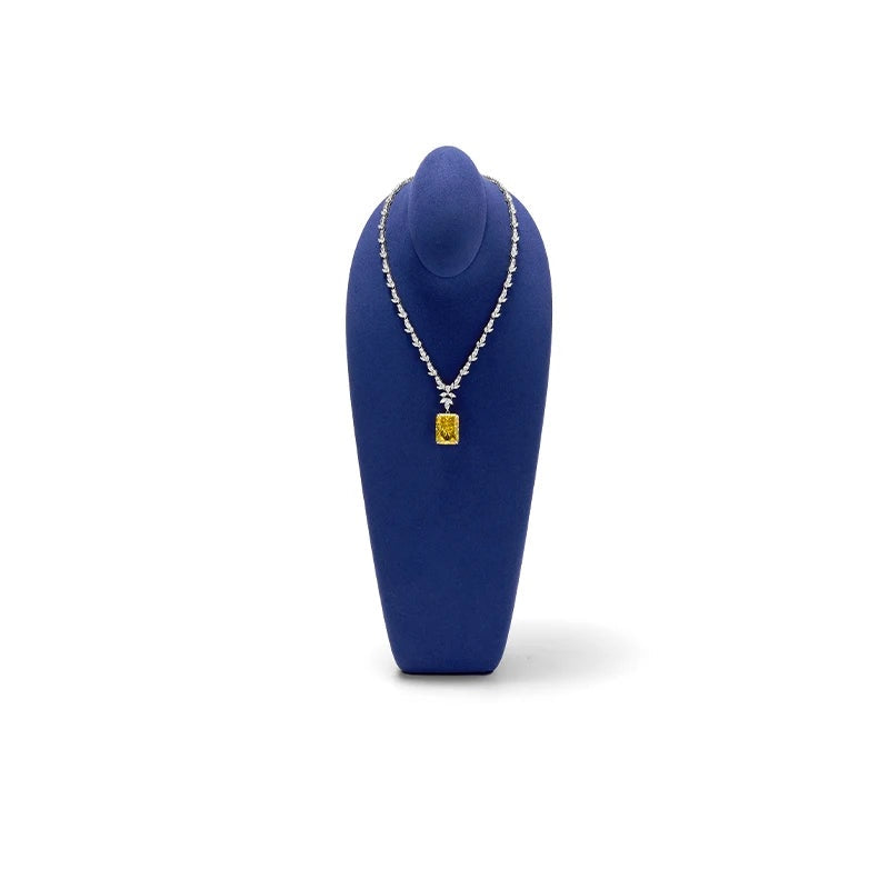 Buste collier microfibre bleu 36,5 cm sur fond blanc