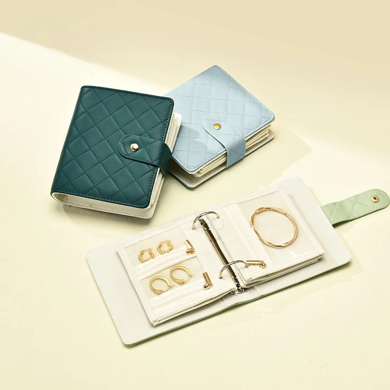 Pochette bijoux classeur – Classeurs à bijoux vert foncé, bleu et rose, l'un ouvert avec ses bijoux