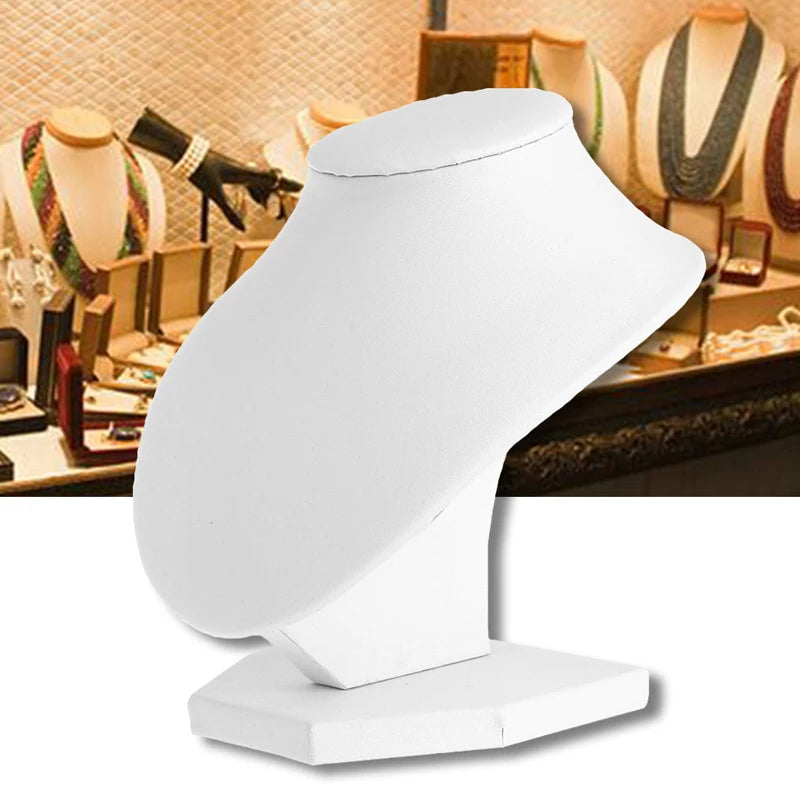 Buste Collier Cuir Blanc Vitrine Boutique
