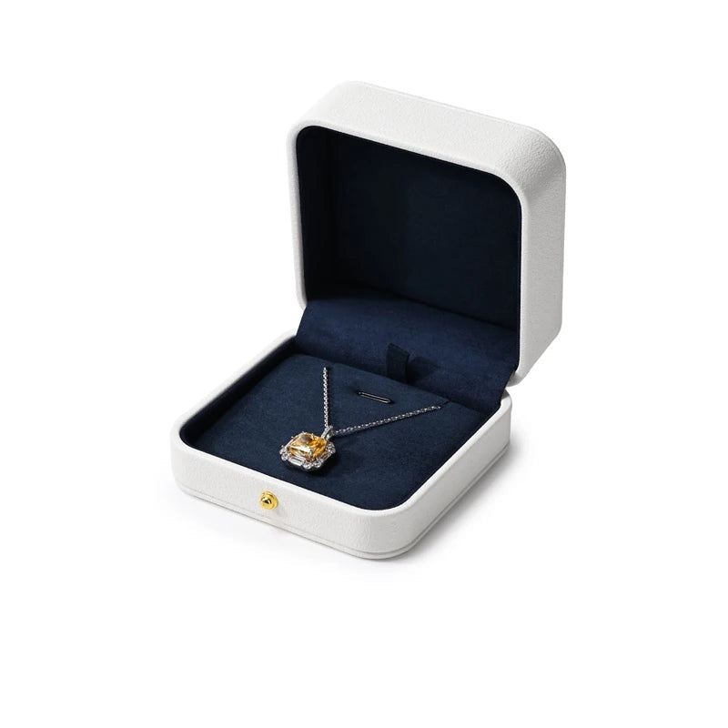 Écrin blanc – écrin à pendentif ouvert avec un collier