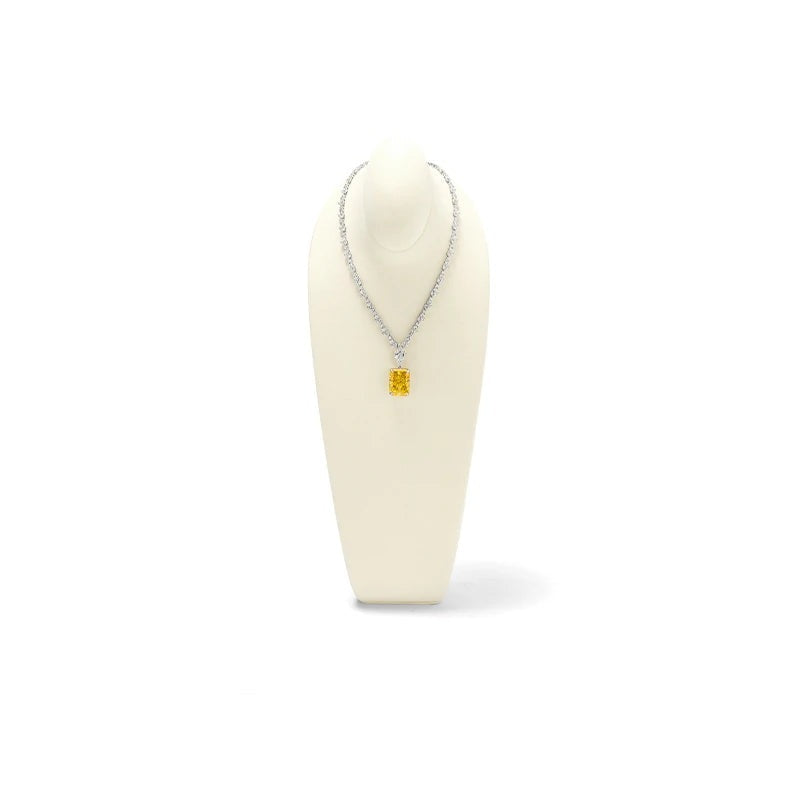 Buste collier microfibre beige 36,5 cm sur fond blanc