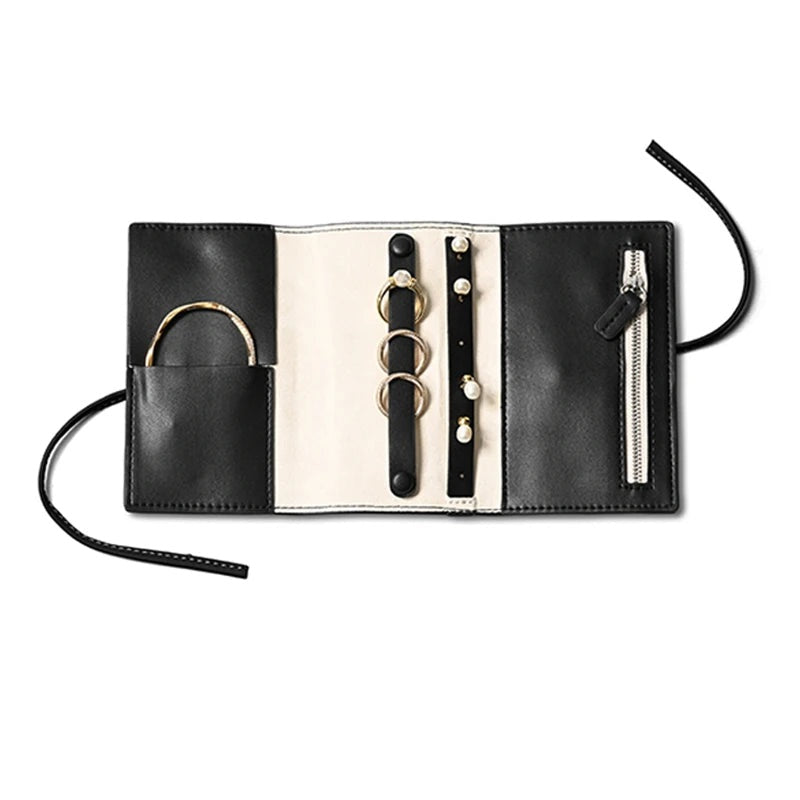 Pochette bijoux à rouleau – Pochette noire ouverte, intérieur crème, 14 x 26 cm