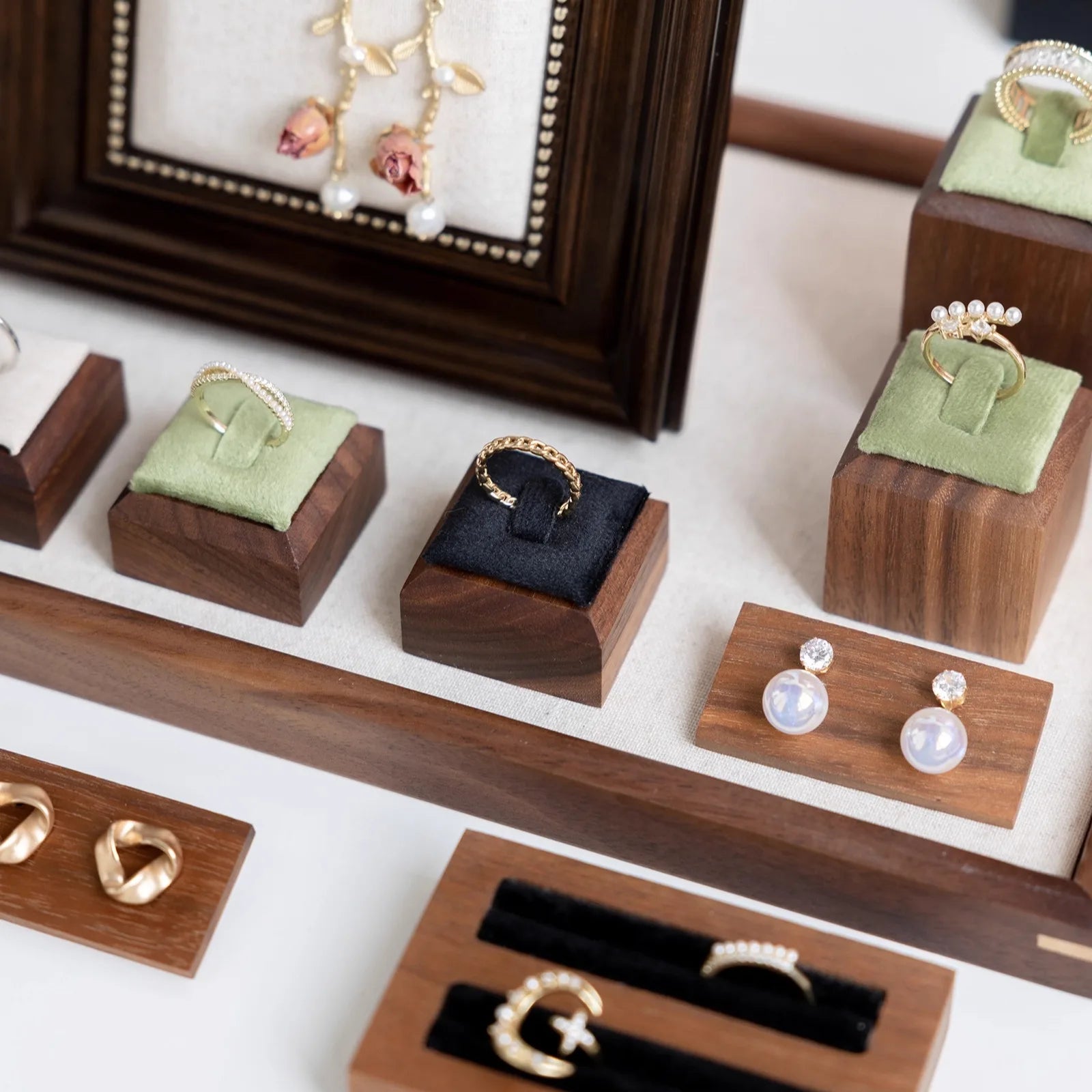 Support Bague Carre Noyer Comptoir Vitrine