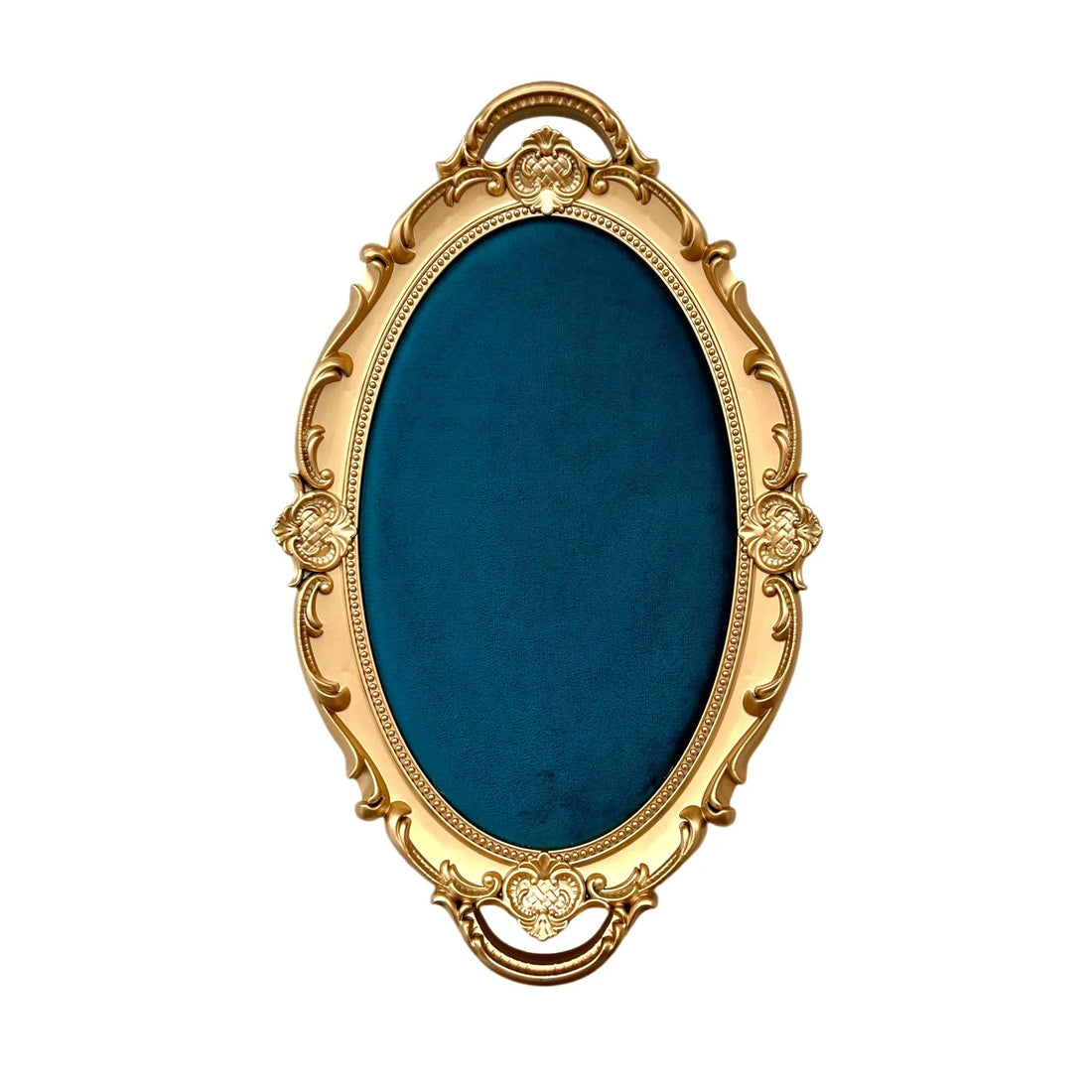 Plateau à bijoux ovale doré baroque – plateau ovale à poignées, fond bleu canard, vu de dessus sur fond blanc