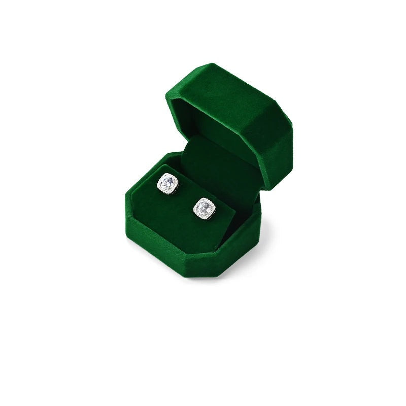 Écrin à bijoux en velours vert foncé – écrin boucles d'oreilles ouvert, fond blanc