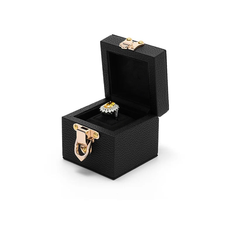 Écrin à bague grain litchi – écrin vu de trois quarts avec une bague sur fond blanc